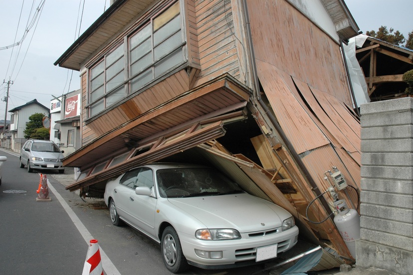 詳細表示 車を押しつぶすように倒れこんだ建物