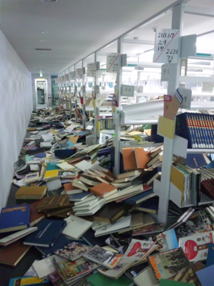 詳細表示 11年3月16日 宮城県図書館 3階書庫 大型本書架