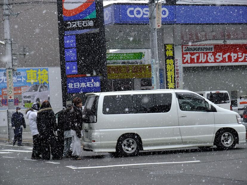 詳細表示 ガソリンスタンド前の行列と車を押している様子